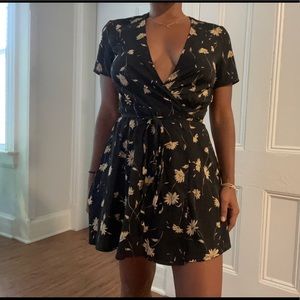 Short low V-neck daisy print wrap dress
